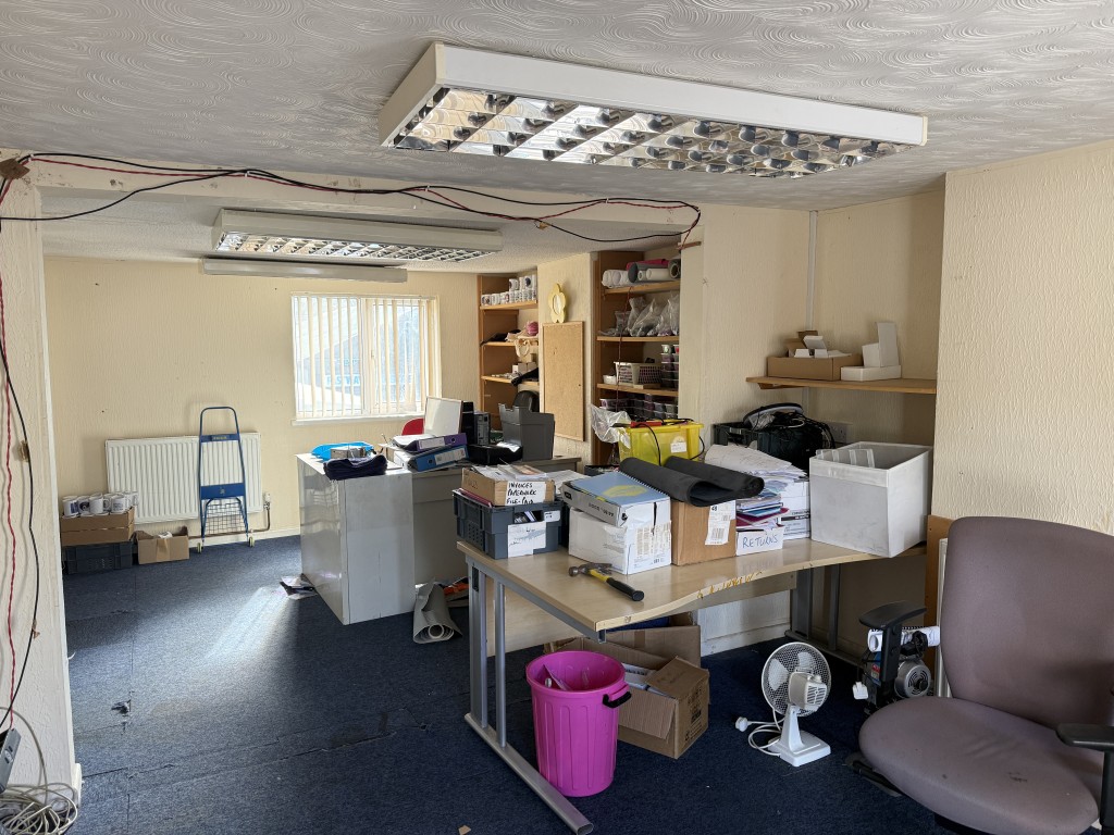 Lot: 21 - VACANT FREEHOLD COMMERCIAL PREMISES WITH POTENTIAL - First floor office and storage